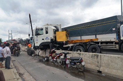Hàng ngàn ô tô kẹt trên cầu Phú Mỹ vì container tông dải phân cách
